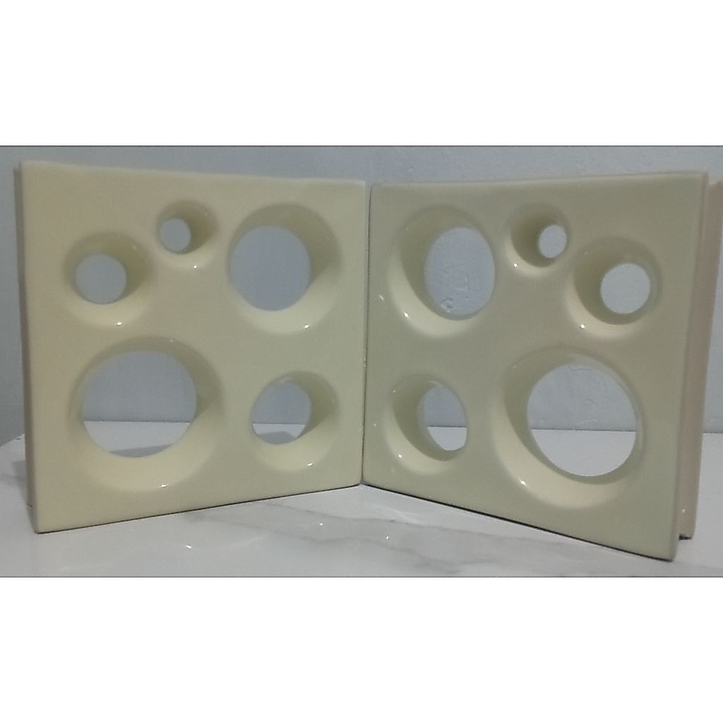 Roster Keramik warna putih dan Cream  ukuran  20x20 Cm