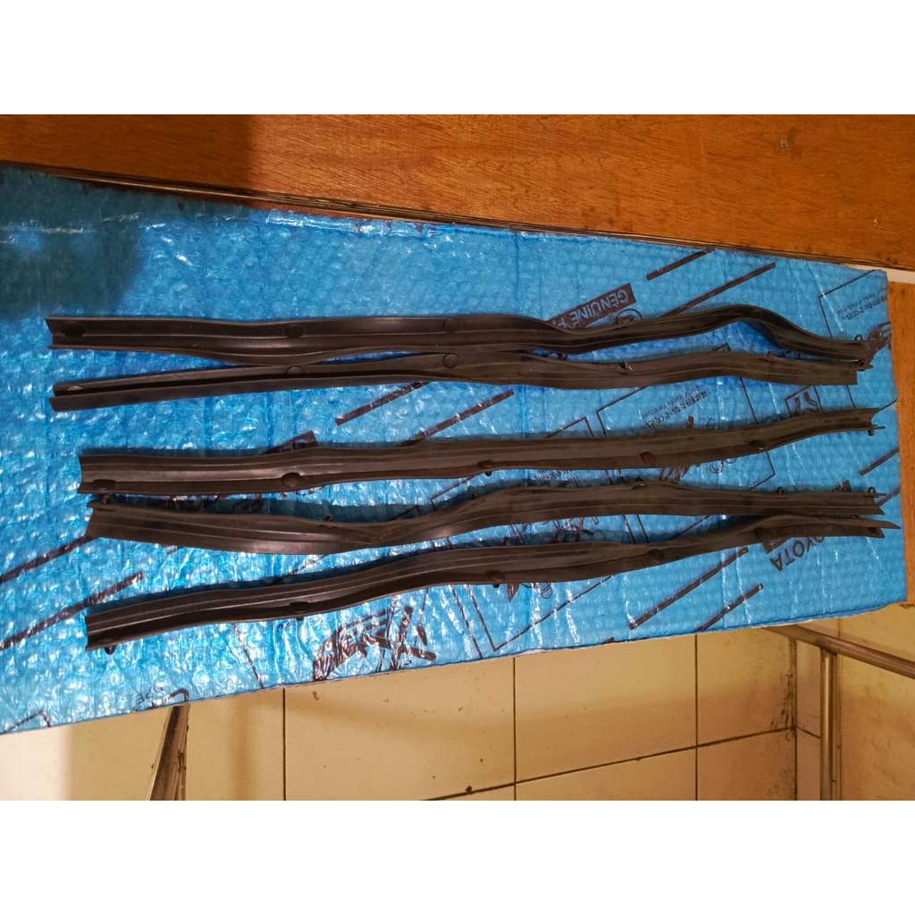 Karet pelipit kaca pintu mobil