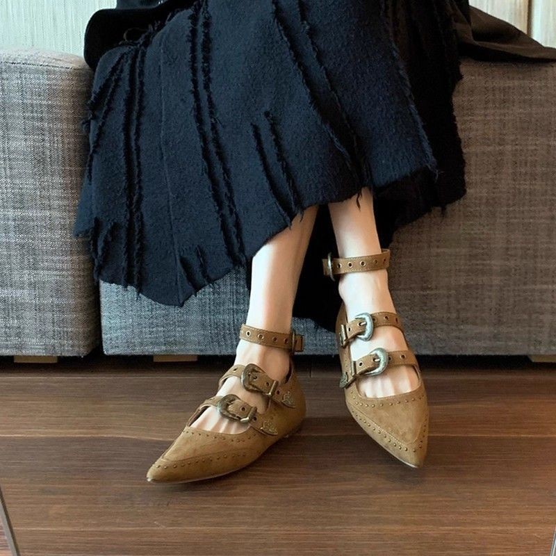 Sepatu tunggal dengan paku paku paku runcing logam, sepatu kacang datar wanita