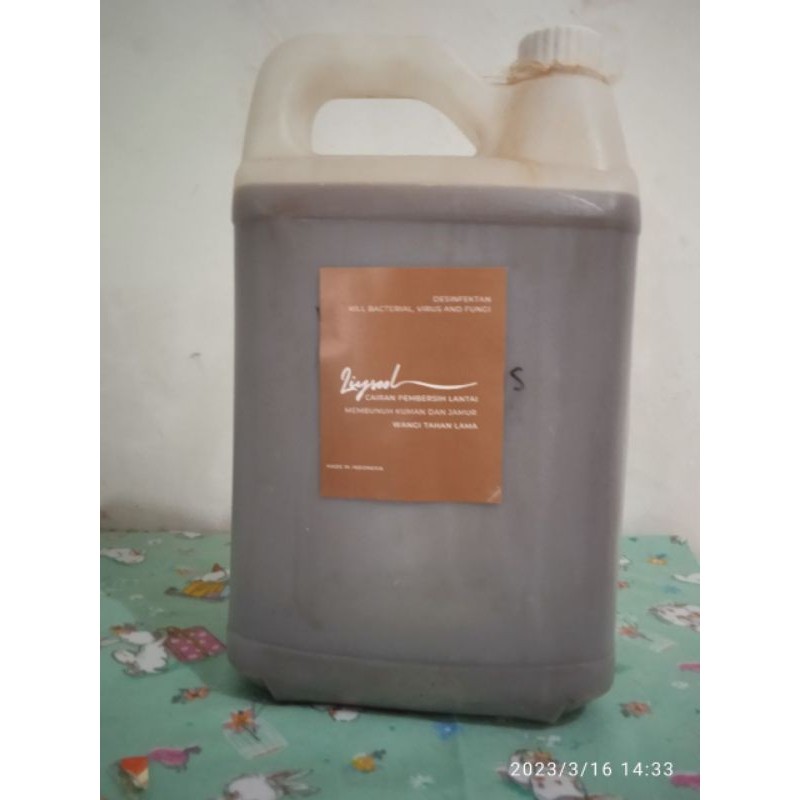 lisol/lysol /lysorin/biang karbol/cairan pembersih lantai desinfektan ruangan kucing anjing/karbol r