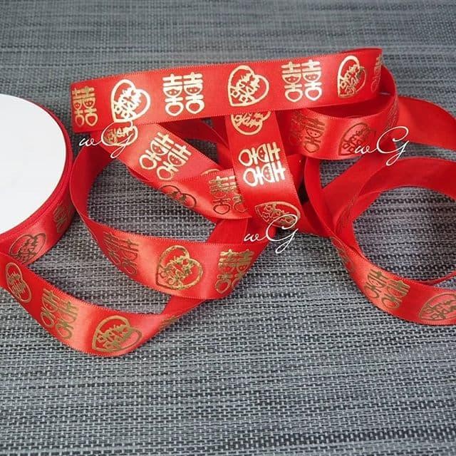 

Pita Swansi Emboss Gold; Lebar 1.5 cm; Panjang 25 yard