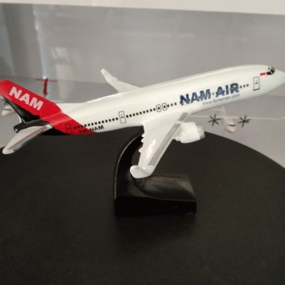 miniatur pesawat NAM Air 20 cm bahan resin ada dudukan tidak ada roda