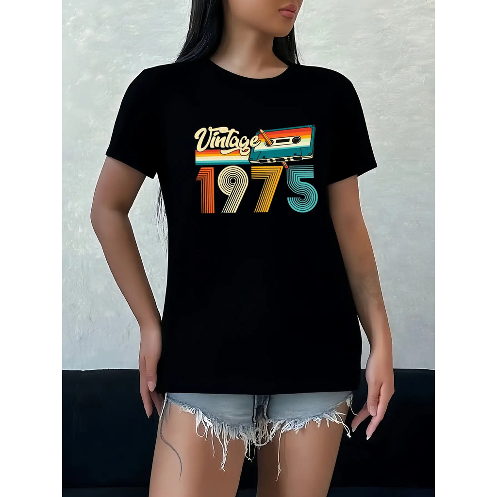 Kaos Grafis Pita Kaset Retro Vintage Wanita 1975 - Atasan Lengan Pendek Leher Bulat Lembut dan Elast