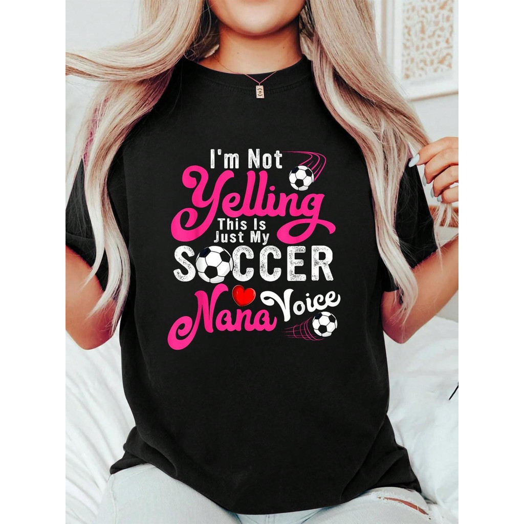 Kemeja ini memiliki desain lucu yang menampilkan suara seorang nenek sepak bola, terbuat dari bahan 