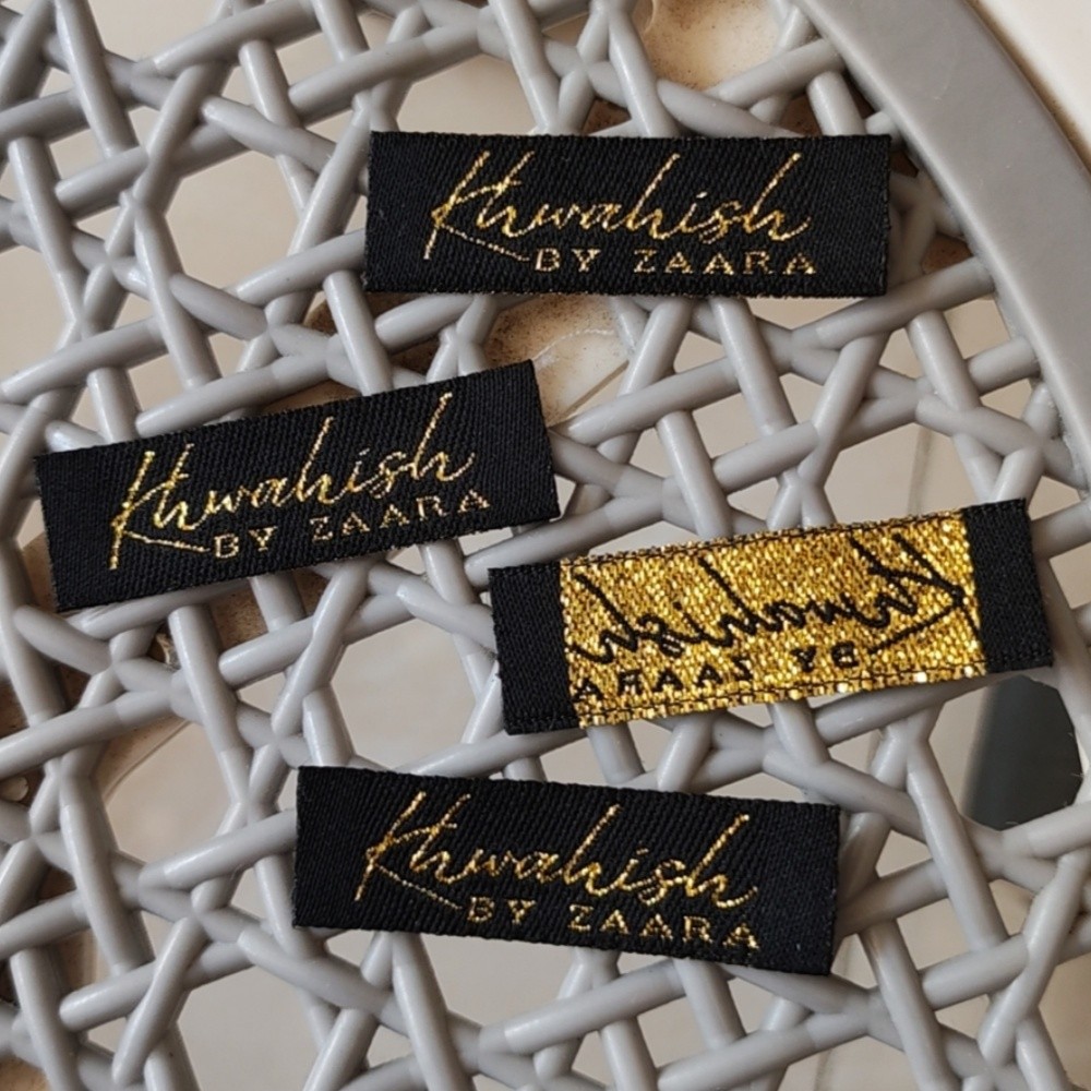 

500PCS Custom high density Golden sewing clothing Labels 4 * 1.2 cm Black damask polyester Woven Label