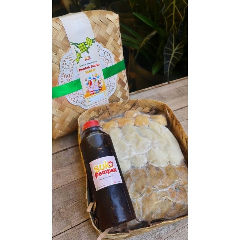 

Hampers pempek/hampers pempek isi 25/ hampers pempek besek/ Hampers pempek/ Hampers pempek isi 25/ Hampers pempek ikan tenggiri/ pempek palembang