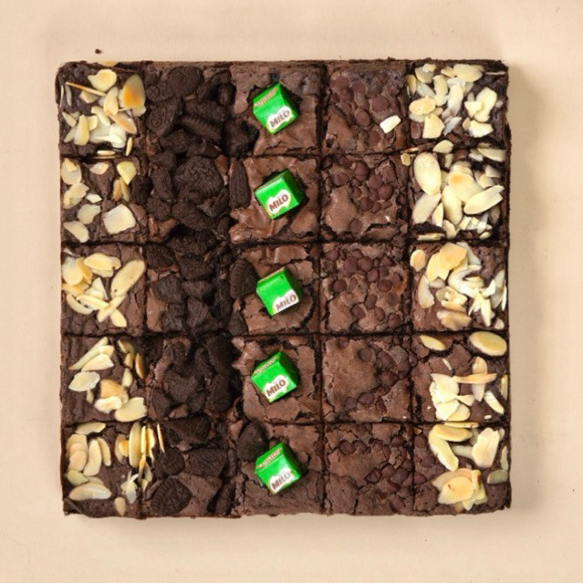 

Dynamite Mix Fudgy Brownies / Brownies Panggang Sekat 25bites / Brownies / Fudge Brownies by Gustarbrownies