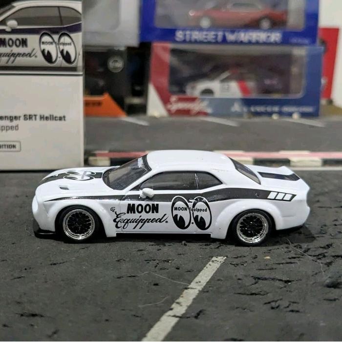Diecast Tarmac LBWK Dodge Challenger SRT Hellcart Moon Equipped White