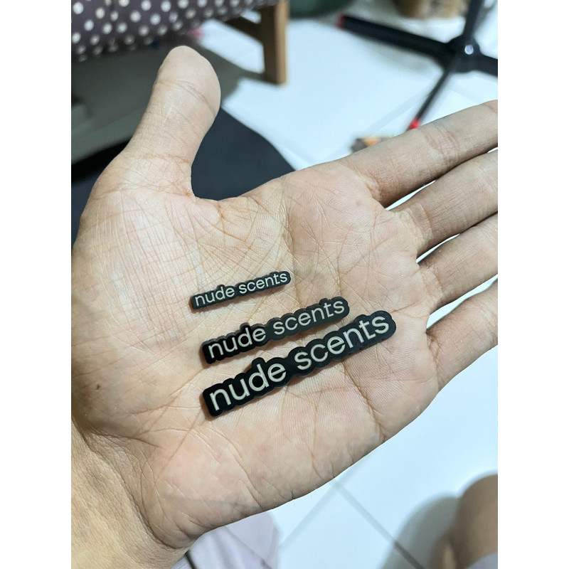 LABEL AKRILIK HITAM TULISAN PUTIH