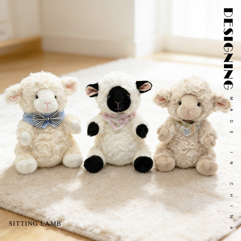 Boneka wol lucu baru dengan celemek dan dasi kupu-kupu, boneka domba, boneka domba kecil.