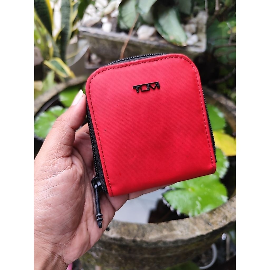 pouch lipat tumi