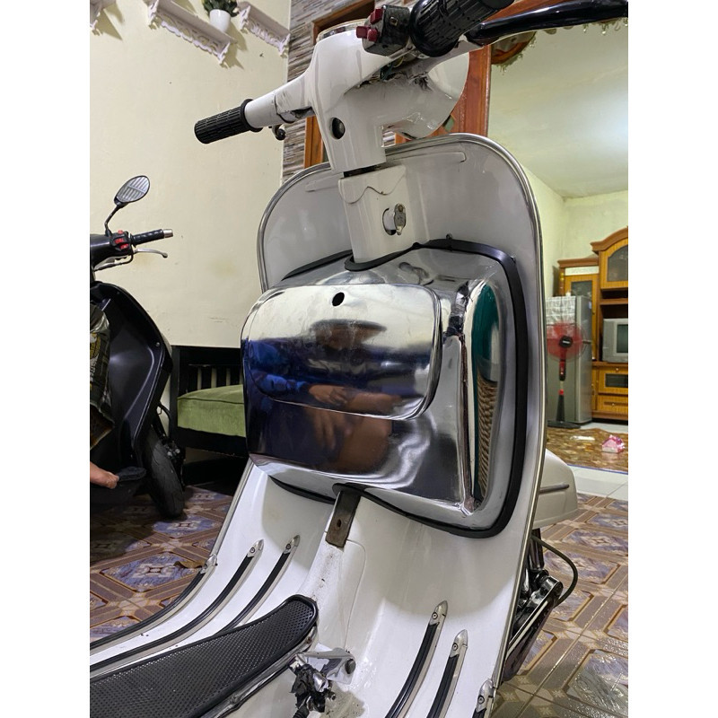 Box laci tengah vespa replika GS/Rally