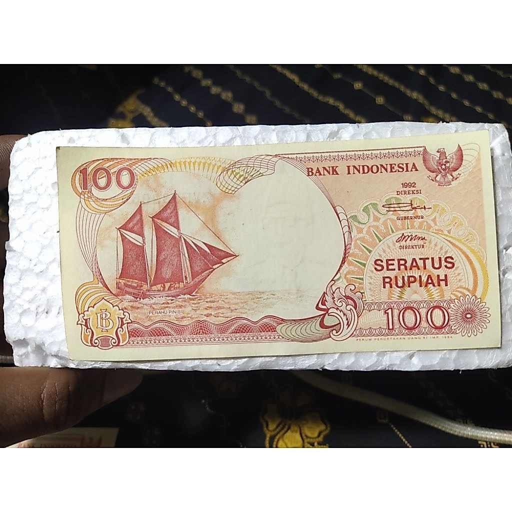 UANG KUNO 100 RUPIAH KAPAL PINISI TAHUN 1992 ORIGINAL BARU