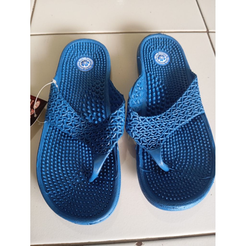 Sandal Jepit Refleksi Wanita dari bahan karet lentur