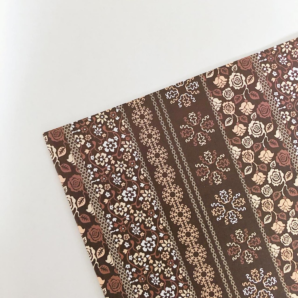 

Kertas Kado Bunga Batik Coklat