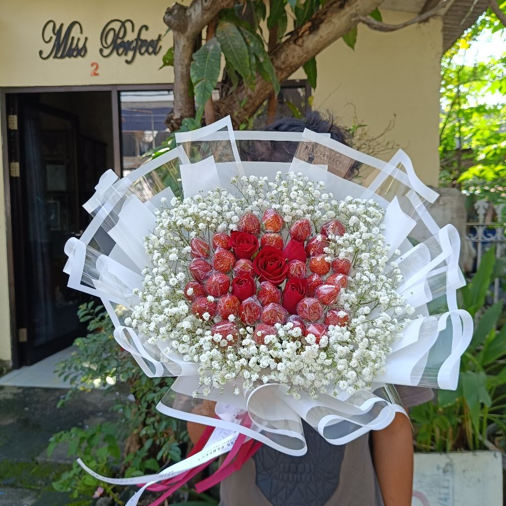 

buket buah strawberry fresh Surabaya fresh strawberry semangka bouquet round hadiah ulangtahun anniversary valentine sidang wisuda