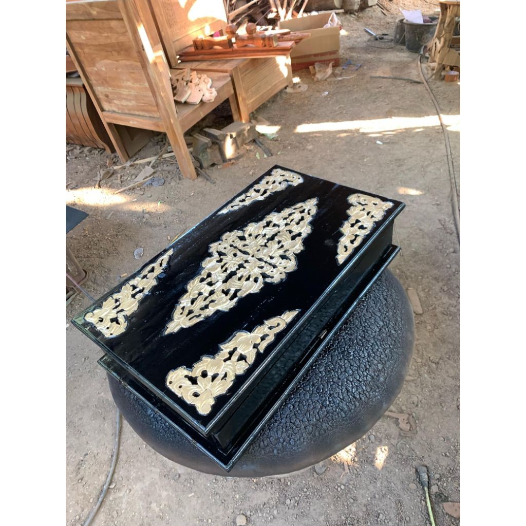 kotak keris dari kayu jati ukuran panjang 1 meter ukir ukiran relief merah dari kayu finishing emas 