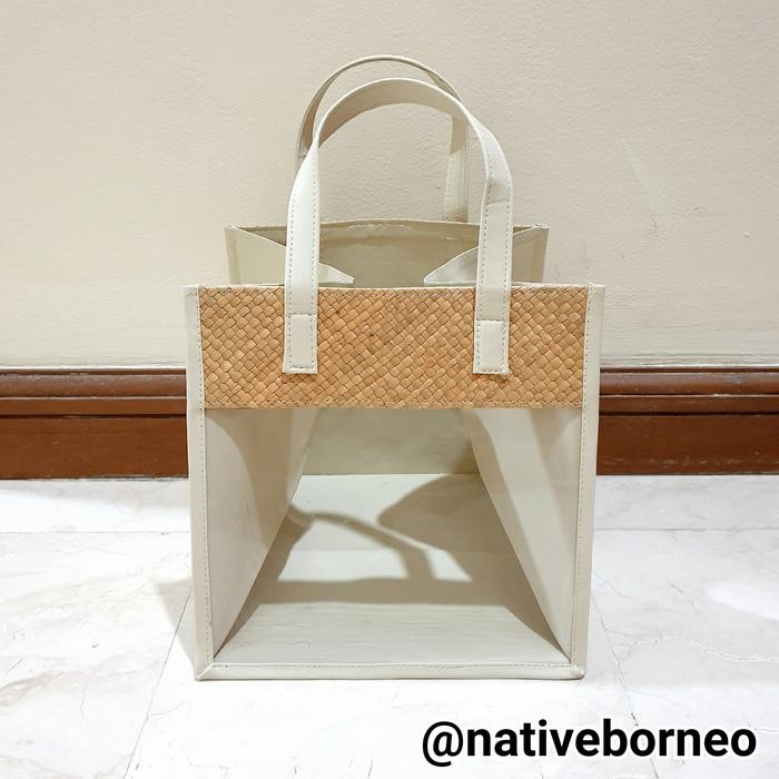 

Tas Pandan Mika Kotak 25 x 25 x 25, Tas Hampers Cake, Goodie Bag Anyam - 20 x 20 x 20 by Summerstore id