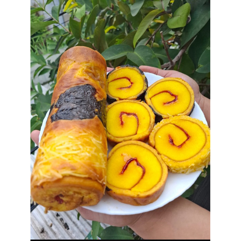

KUE RAKSASA ROLL LAPSURGIT FULL KUNING TELUR diameter 7cm, panjang 20cm dengan aneka topping