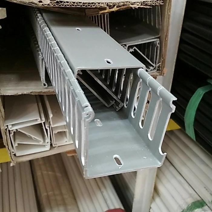 Kabel duct / wiring duct 65x65 lubang Abu