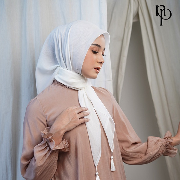 KALIIDRI napocut Hijab - Plain Tassel - Hijab Segiempat Paris Jepang Premium Ronce Black & White Ser