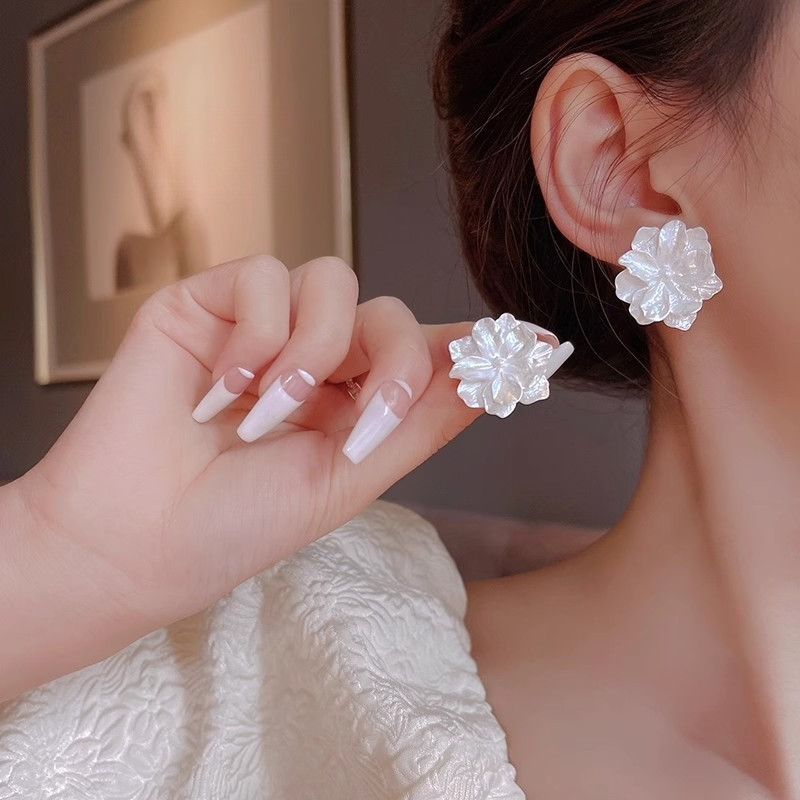 Anting-anting Bunga Putih Prancis Anting-anting Temperamen High-end Anting-anting Bunga