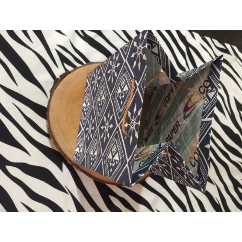 

GROSIR PAPERBAG BATIK MURAH PAPERBAG GELAS UKURAN 14x11x15.5 cm BATIK GOODIE BAG