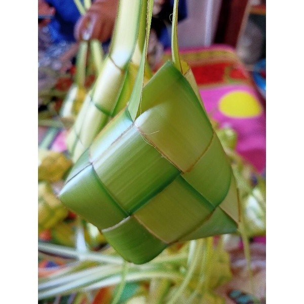 CANGKANG KETUPAT JANUR KUNING . DAUN KELAPA . JANUR KELAPA . WADAH KUPAT LEBARAN