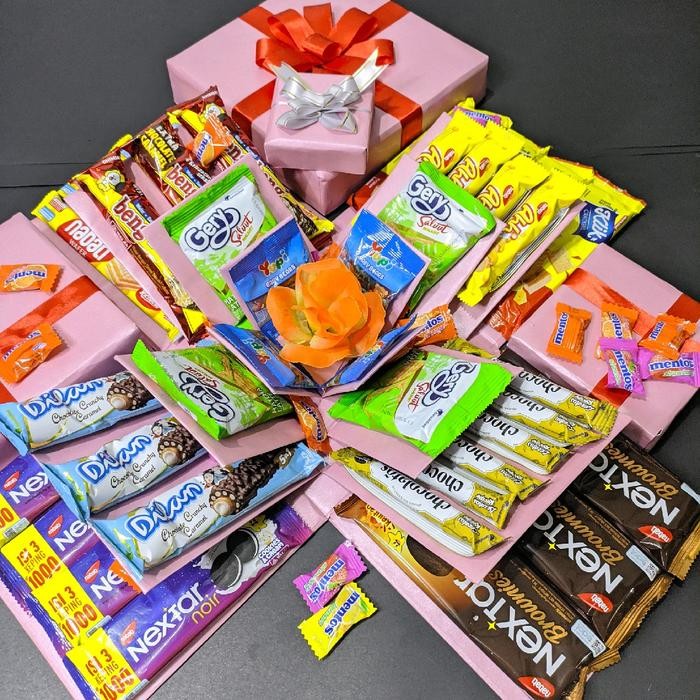 

Kotak Snack 4 Lapis 20cmx20cm untuk Ulang Tahun, Valentine, Teman Pasangan dan Anak Gift paket - box dan snack