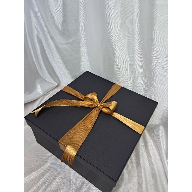 

Gift Box Medium + Kotak Kado + 30x30x15 cm + Berpita + Tanpa Pita