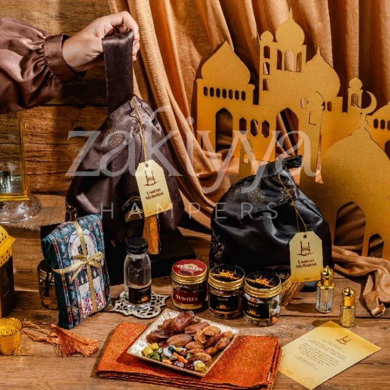 

Hampers Paket Oleh-Oleh / Souvenir Haji Dan Umroh Premium Paket Deluxe Satin Bag Lavender ( TANPA SAJADAH )