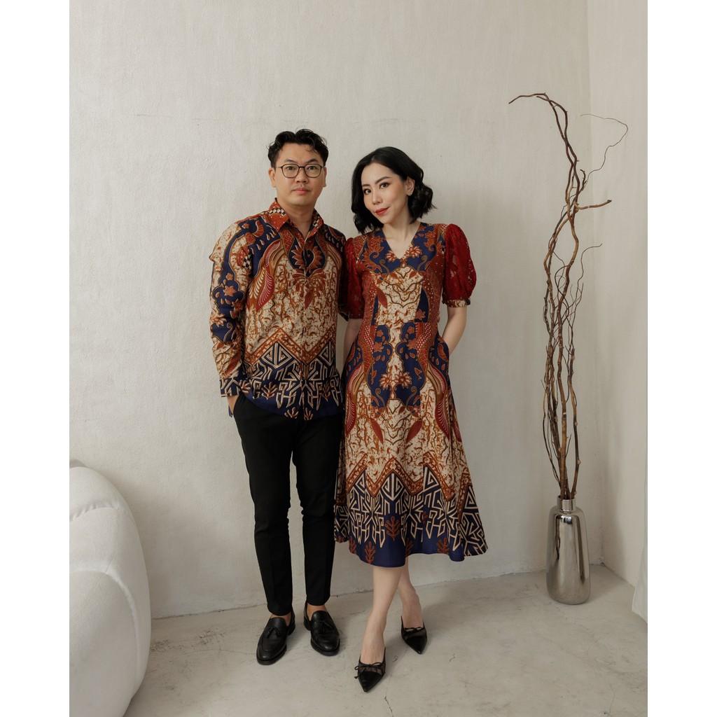 Tradiciobatik Nafisa Couple Kemeja Casual Pria Lengan Panjang dan Dress Midi Lengan Pendek Brukat