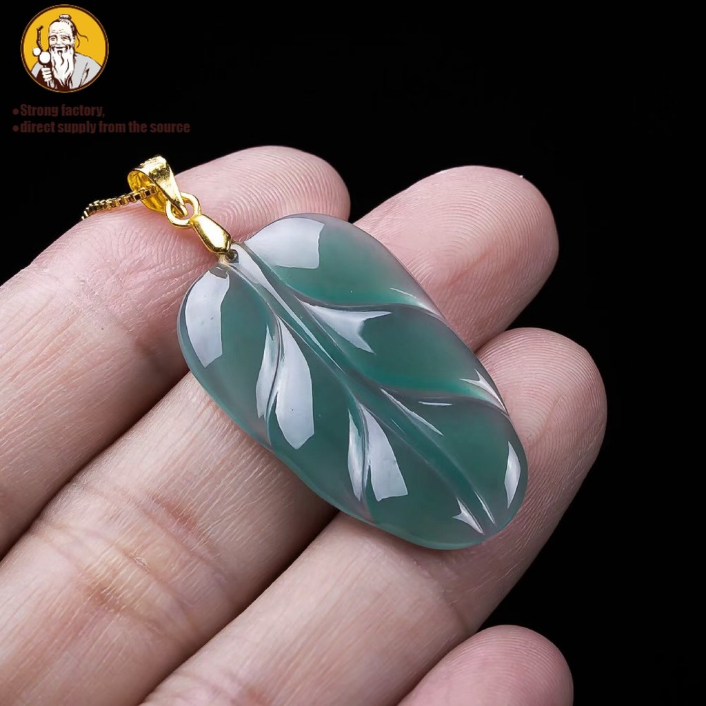 Natural Sebuah jadeite, liontin daun air biru, liontin batu giok es.