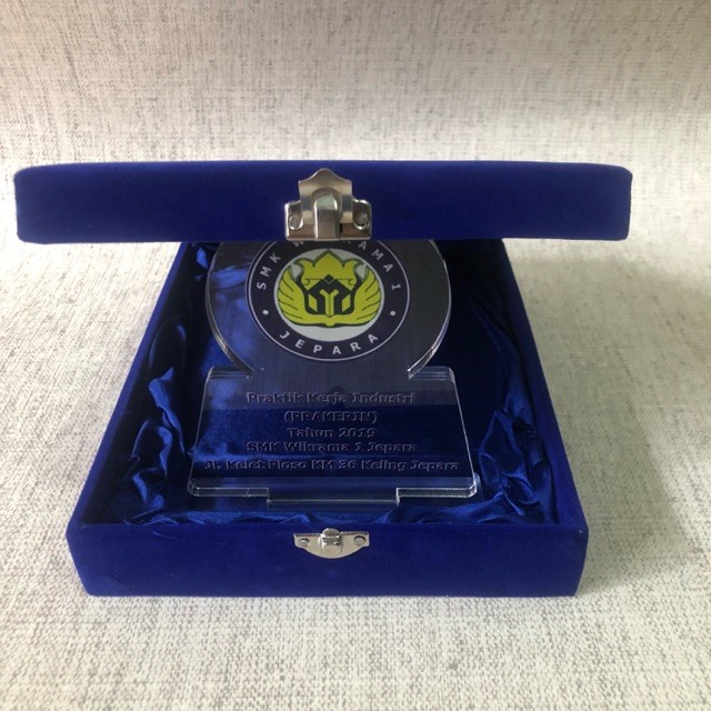 

PLAKAT AKRILIK + BOX UKURAN 15x10 CM / PLAKAT MURAH / KADO PERNIKAHAN