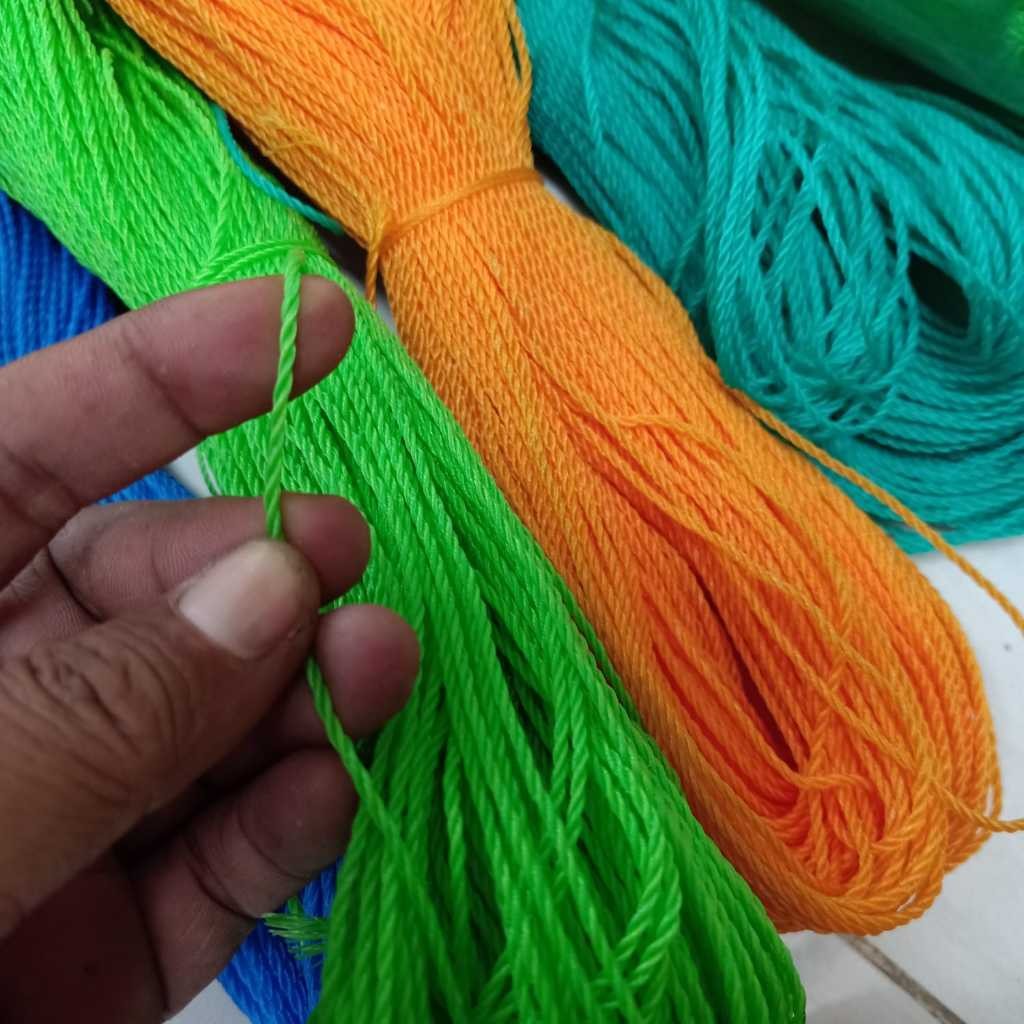 

TALI LAYANGAN BESAR ( 1 SAMPAI 1.5 METER ) UKURAN TALI 2 MM Merek UNITED Estimasi Panjang 70 Meter