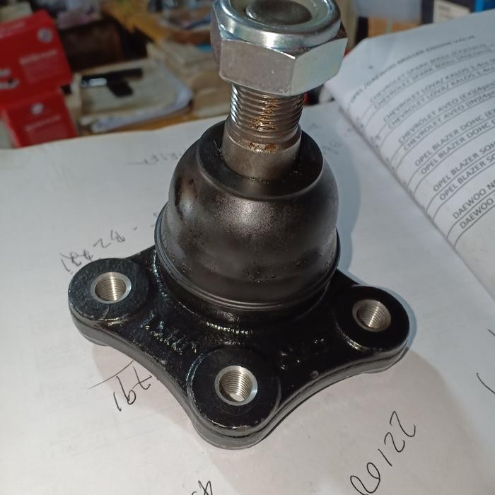 ball joint bawah Mazda E2000 BEST