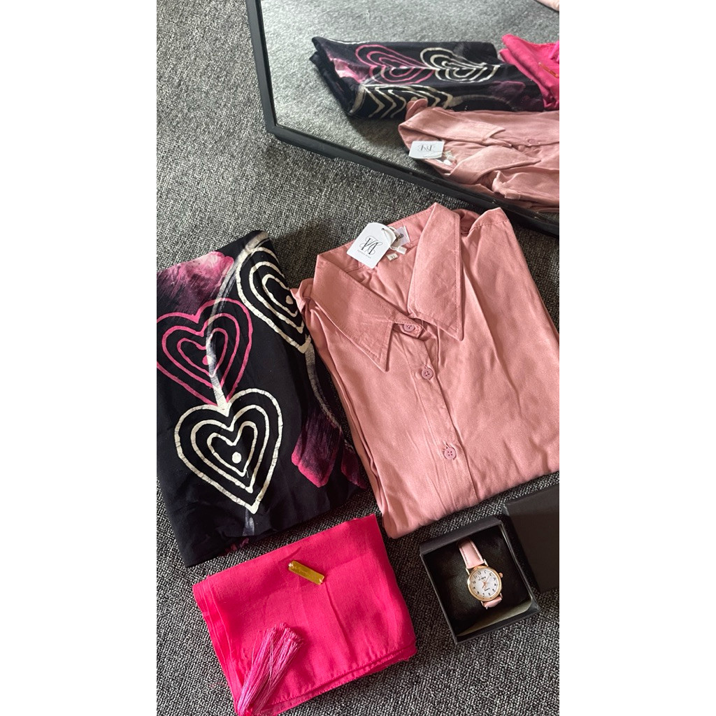 Outfit santriwati KEMEJA/SARUNG/HIJAB free jam tangan (one set)