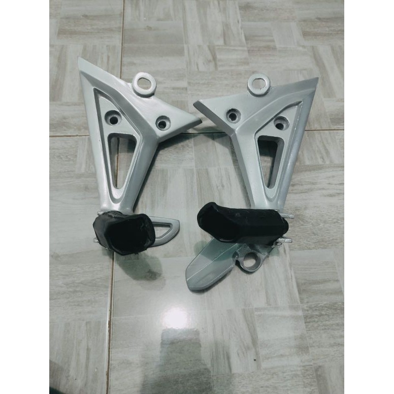 DUDUKAN FOOTSTEP STEP PIJAKAN KAKI BELAKANG REVO FIT FI REVO FIT INJEKSI SET STEP KARET