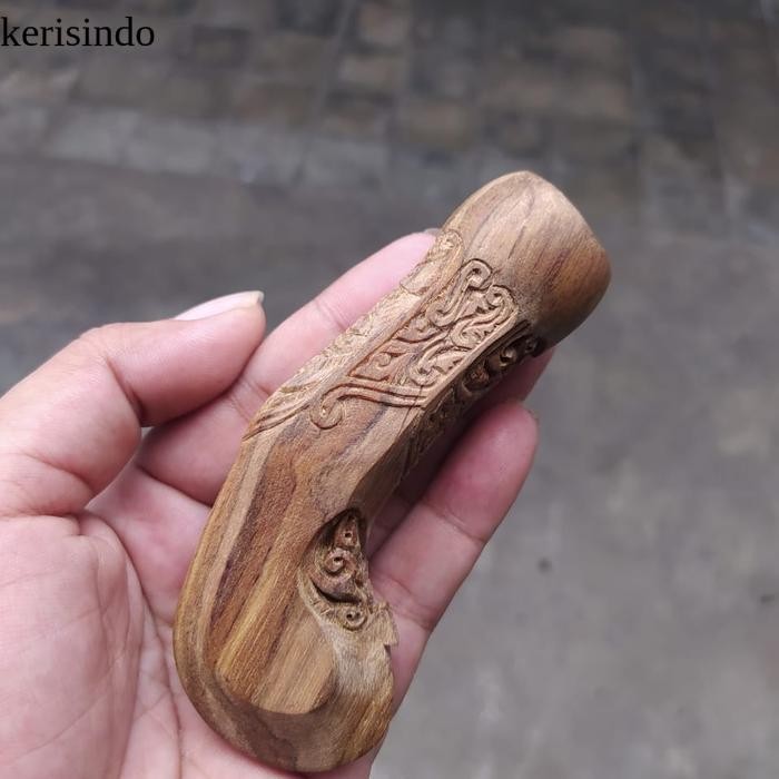 Deder keris gagang keris Bahan kayu gaharu Model ukir putri kinurung KI4