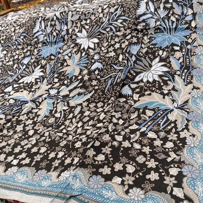 Kain batik dobby motif tiga negri warna dasar hitam biru
