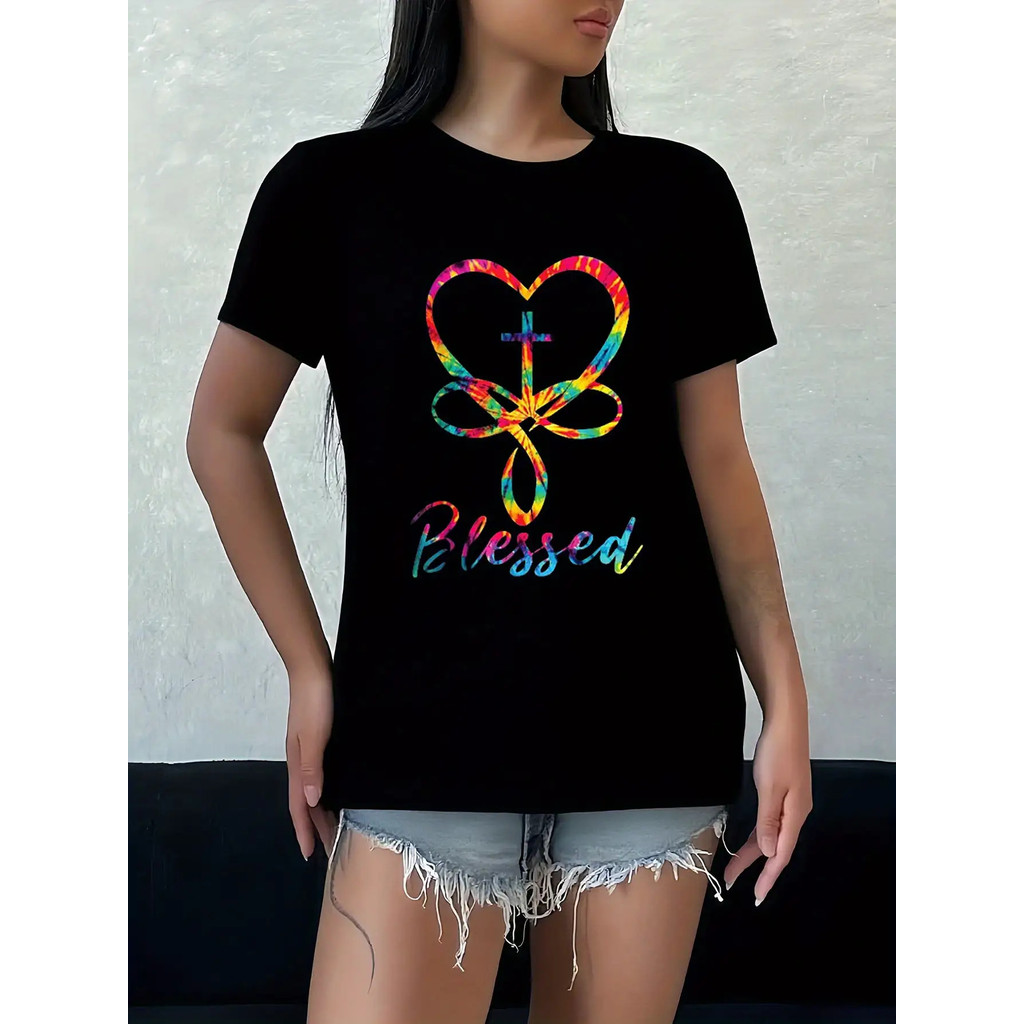 Kaos Wanita dengan Tulisan Berbahagia & Cetakan Hati Pelangi - Efek Tie-Dye Pastel dalam Warna Pink,