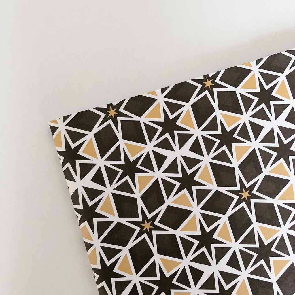 

Kertas Kado Bintang Gold Hitam