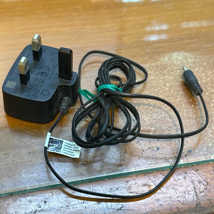 Genuine NOKIA phone charger -black.  Connector Interface : 2mm - Input : 100-240V / 50-60Hz 180mA - 