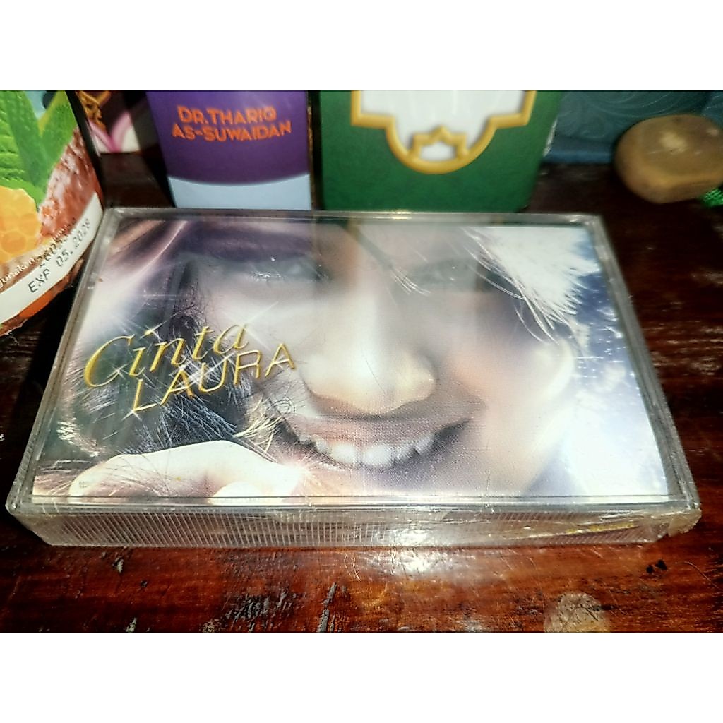 Kaset Cinta Laura - Cinta Laura Segel