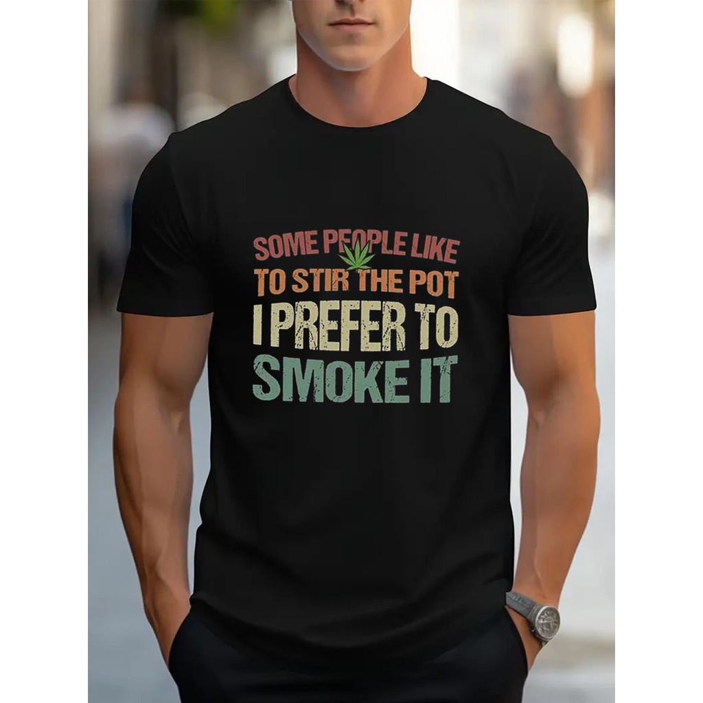 Kaos Pria Cetak Daun & Teks Lucu - Slogan "Beberapa Orang Suka Mengaduk Panci, Saya Lebih Suka Merok