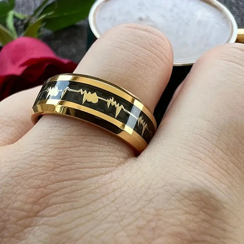 Cincin baja tungsten bertatahkan serat karbon emas + detak jantung emas perhiasan pria emas latar be