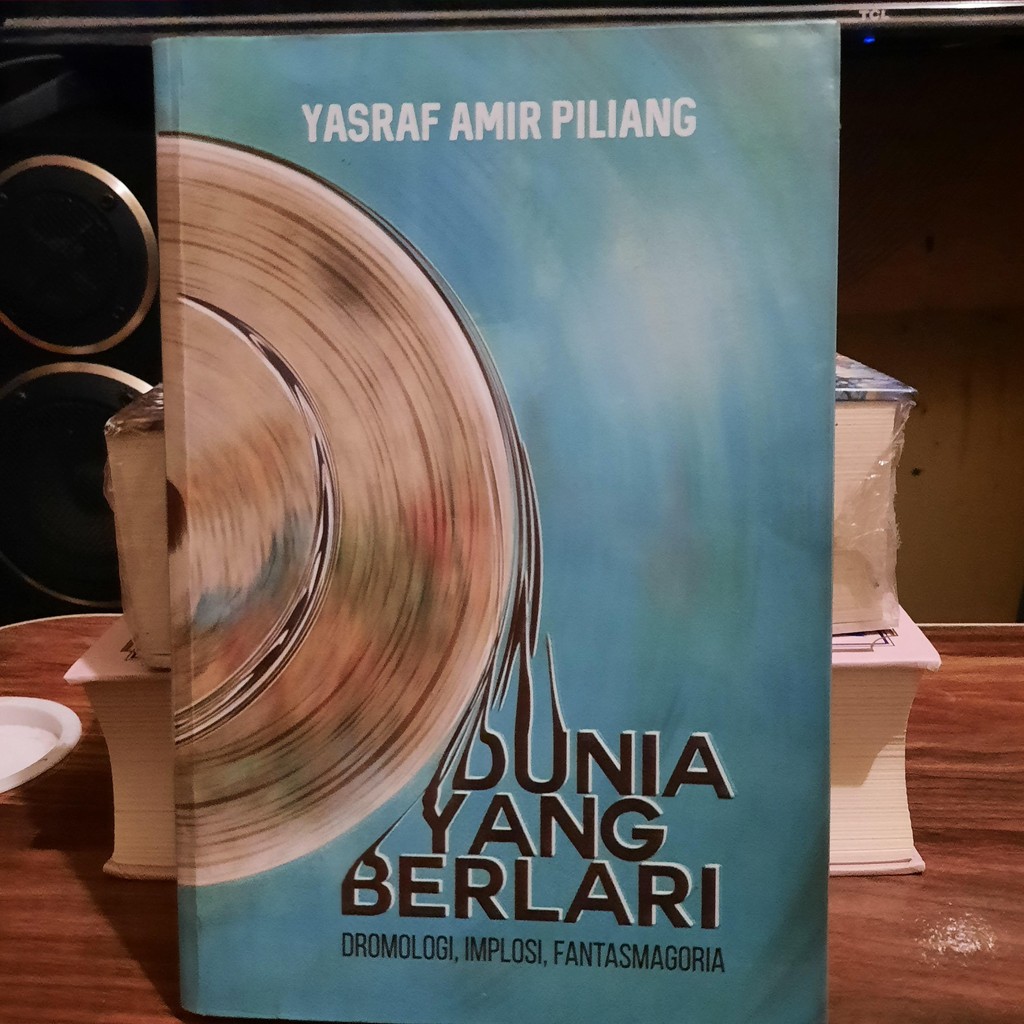 DUNIA YANG BERLARI: Dromologi, Implosi, Fantasmagoria