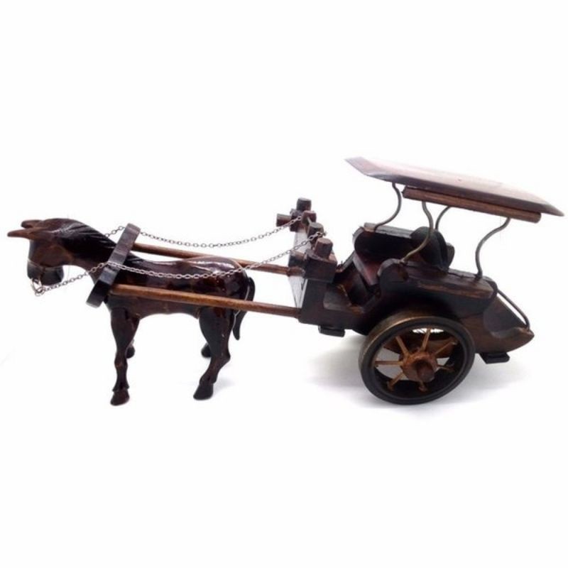 Miniatur delman andong dari kayu untuk hiasan rumah