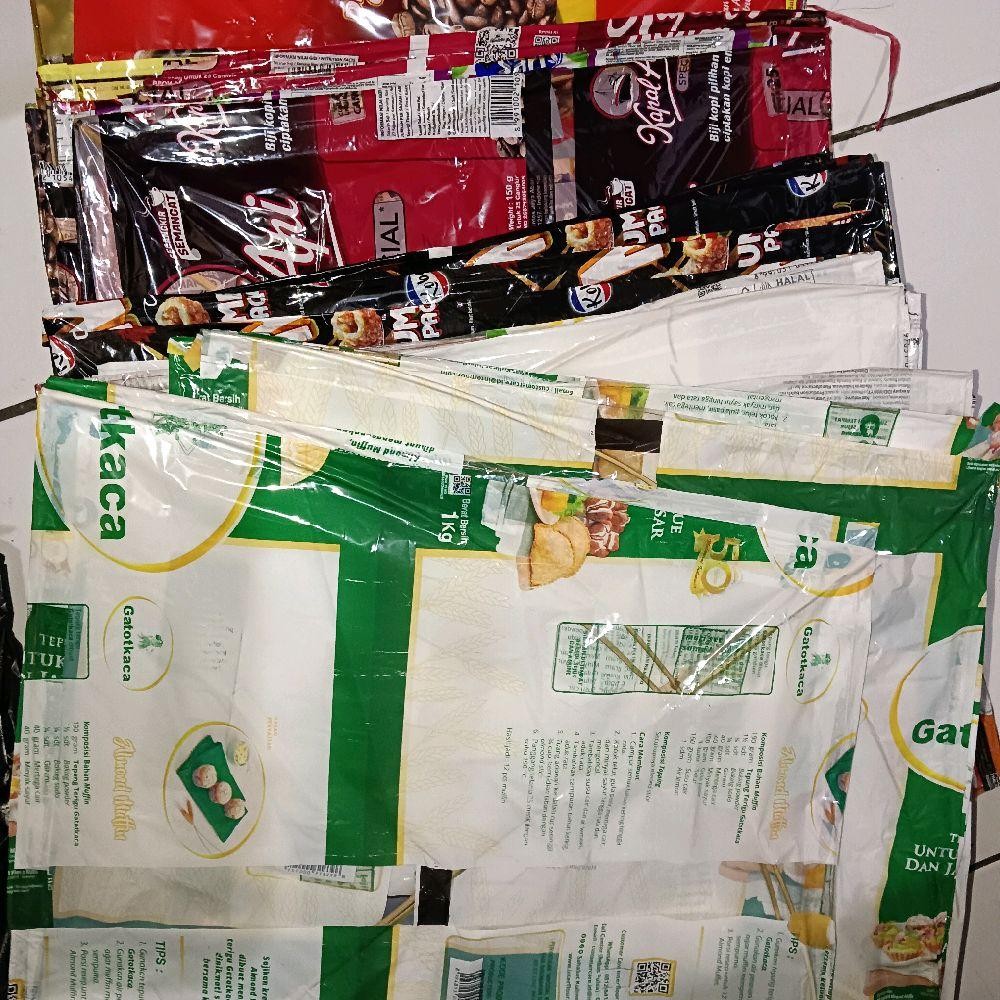 1 pack isi 10 Layangan Plastik besar