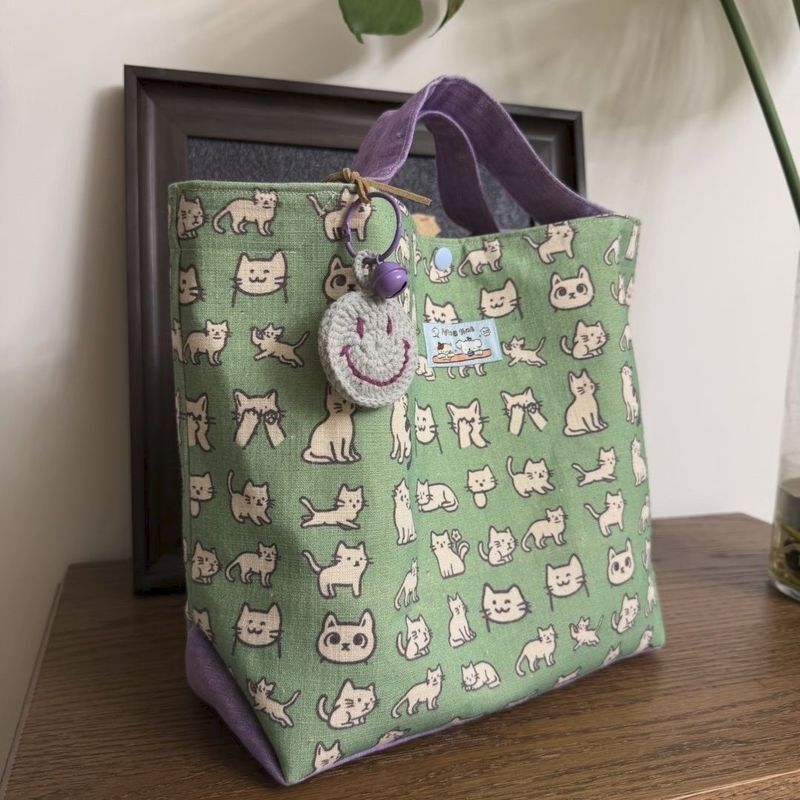 Tas kanvas bermotif kucing berwarna hijau mint segar, tas yang lucu.